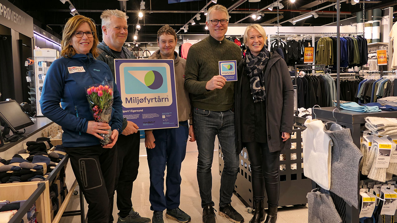 Ansatte i Spor1 sammen med ordfører vises fram plaketten som sier Miljøfyrtårn
