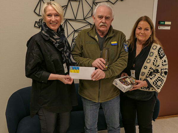 Gjert Aarstad sammen med kommunedirektør og ordfører