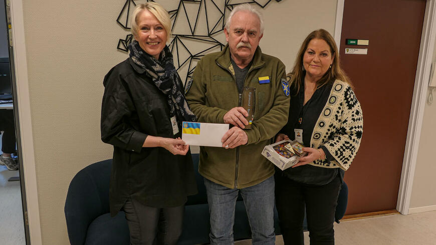 Gjert Aarstad sammen med kommunedirektør og ordfører