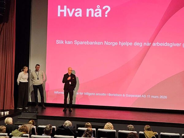 Tre banker informerer fra scenen