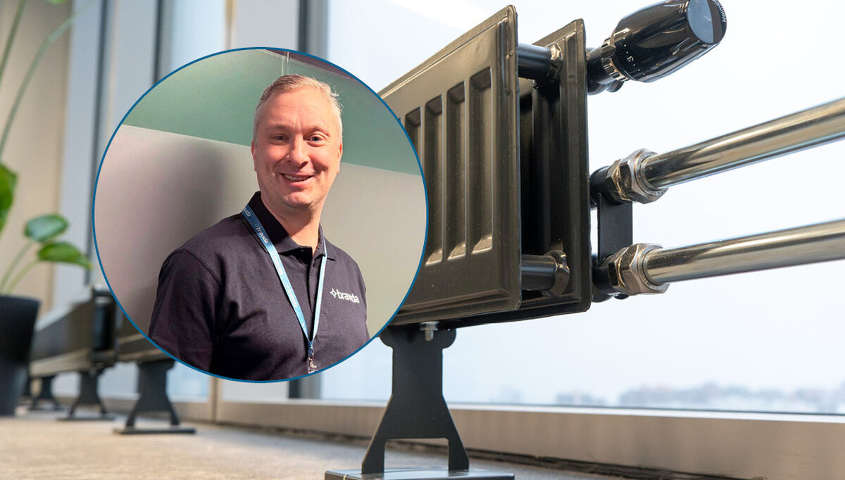 Panelovner koblet til et vannbårent anlegg sørger for jevn og energieffektiv oppvarming, der riktig vannkvalitet er avgjørende for anleggets ytelse og levetid. I bildet er Erik Bratbakken, serviceleder i Bravida.