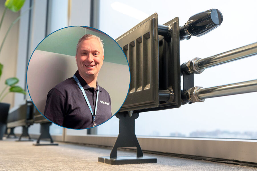 Panelovner koblet til et vannbårent anlegg sørger for jevn og energieffektiv oppvarming, der riktig vannkvalitet er avgjørende for anleggets ytelse og levetid. I bildet er Erik Bratbakken, serviceleder i Bravida.