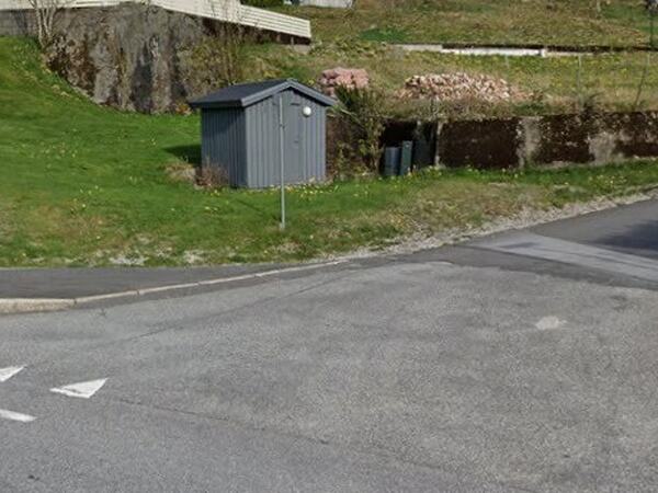Bilde av pumpestasjonen som skal erstattes. Bilder er hentet fra google maps.