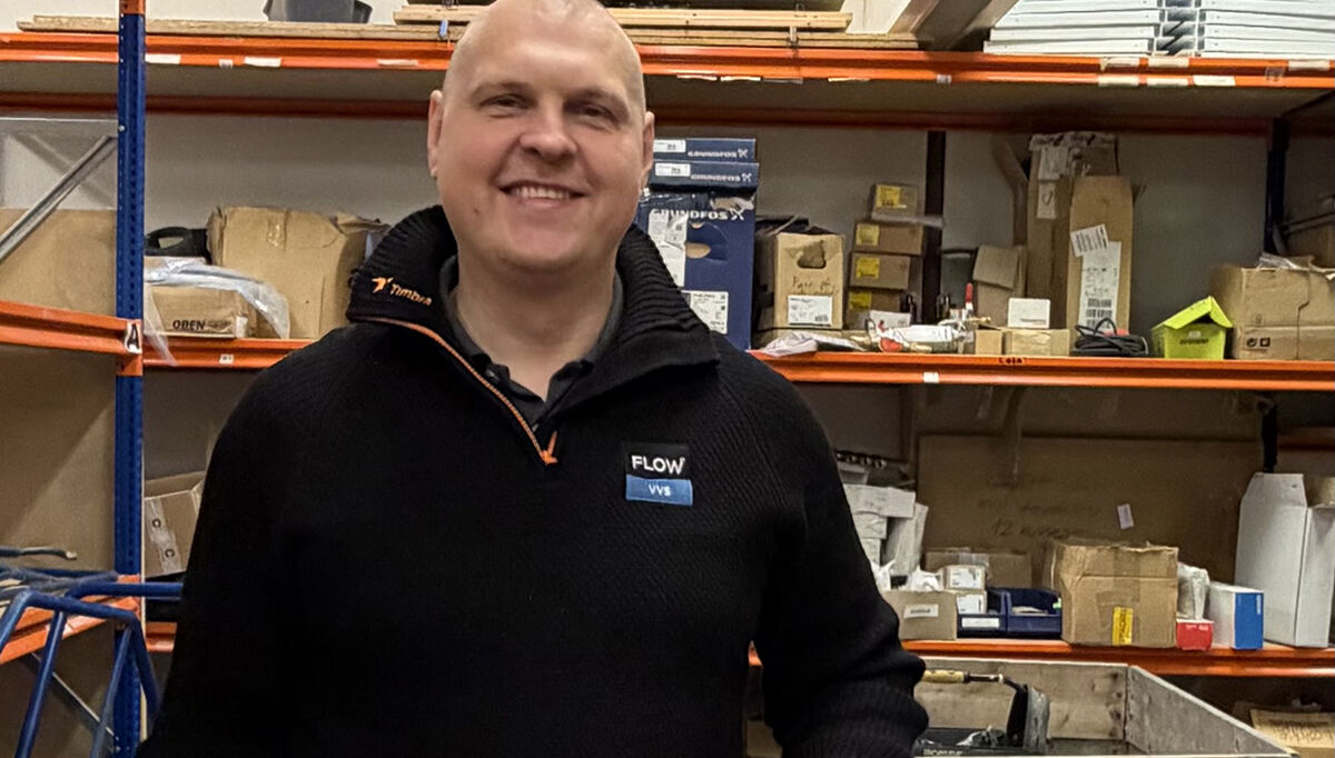 FLOW Meisingset VVS har ansatt Lukasz Dawid Jarczynski som isolatør. - Med isoleringskompetanse inn i egen organisasjon tar vi et strategisk grep for å styrke hele verdikjeden, sier daglig leder Mads Meisingset i FLOW Neisingset VVS AS.