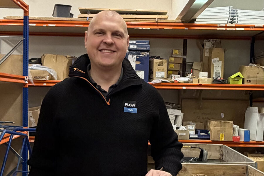 FLOW Meisingset VVS har ansatt Lukasz Dawid Jarczynski som isolatør. - Med isoleringskompetanse inn i egen organisasjon tar vi et strategisk grep for å styrke hele verdikjeden, sier daglig leder Mads Meisingset i FLOW Neisingset VVS AS.