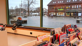 En gutt i vinduet til biblioteket