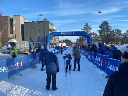 Barnas skirenn i sentrum arrangert av Sparebank1 Nord-Norge. Barn som kommer i mål og får medalje.