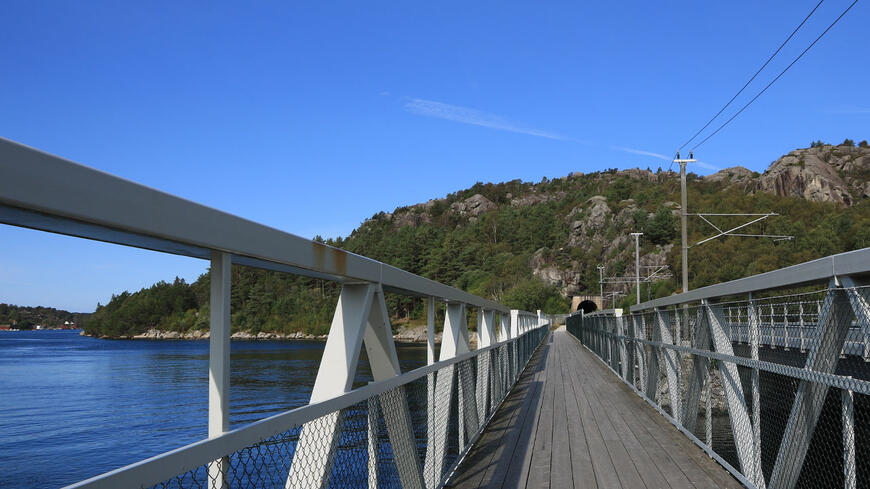 Gangbro ved jernbane