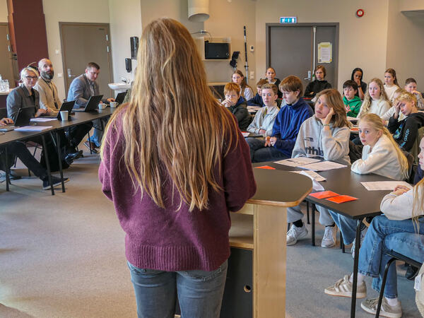 En jente på talerstolen