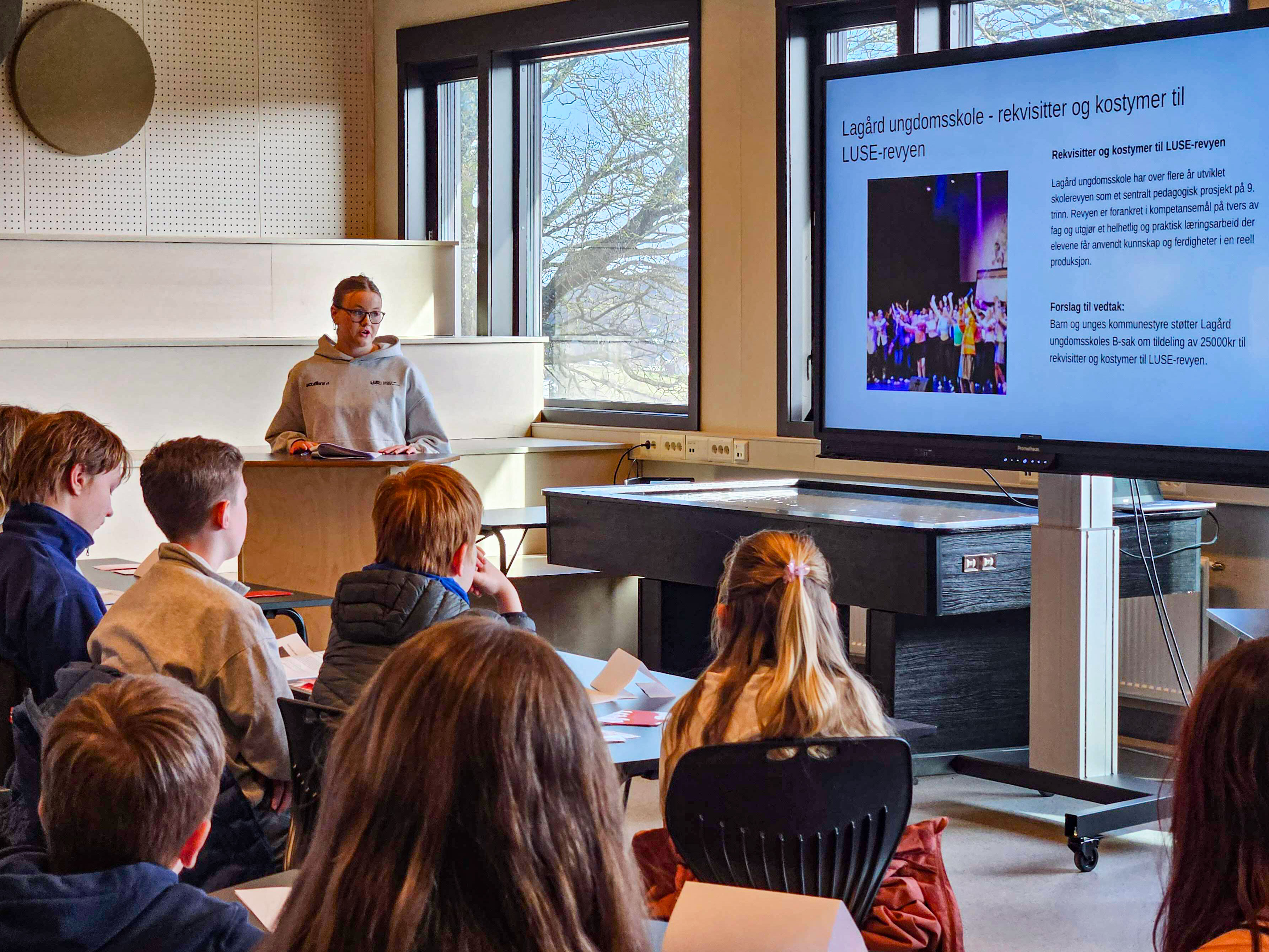Sak blir presentert på skjermen