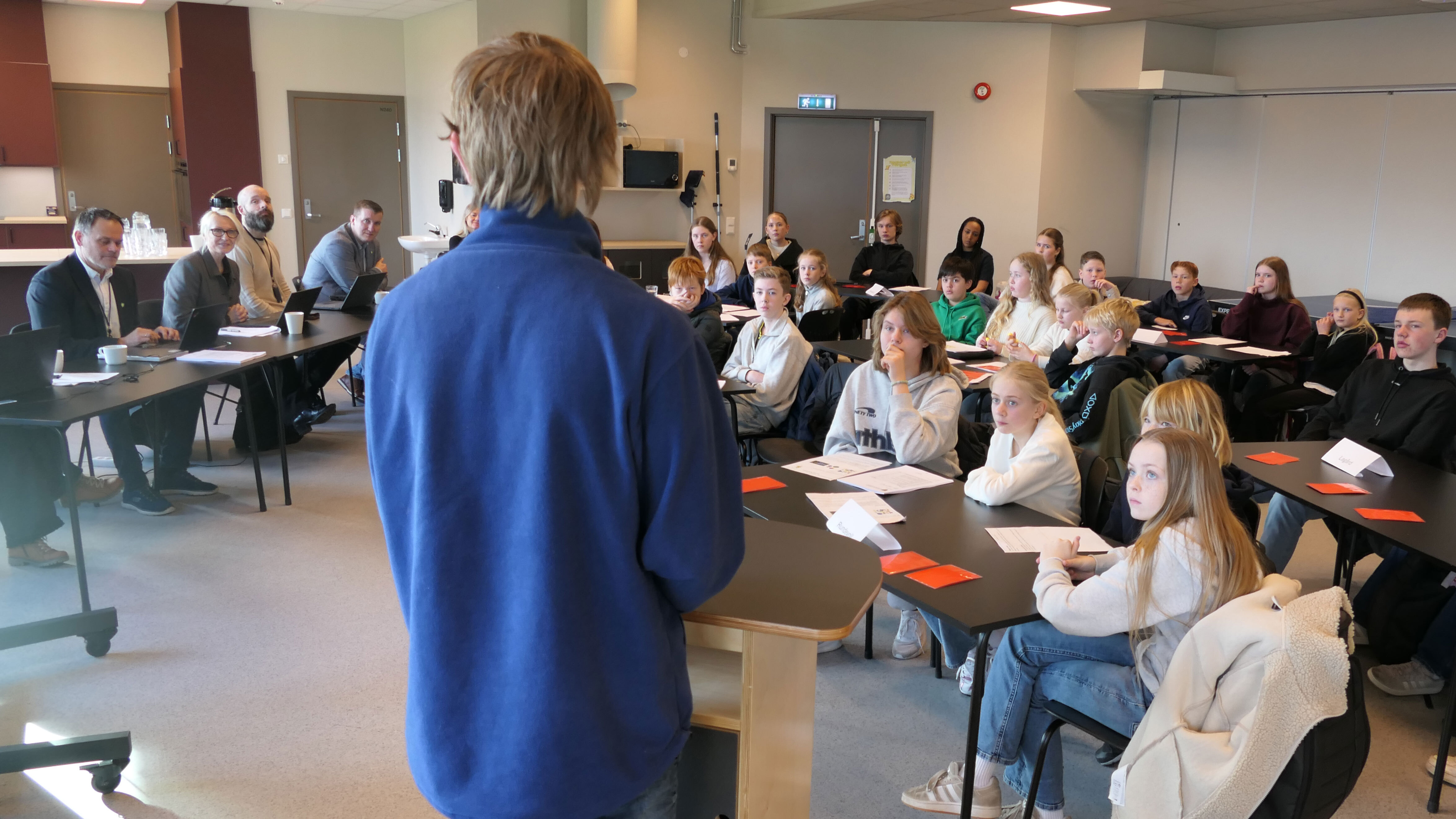 En gutt på talerstolen forran BUK