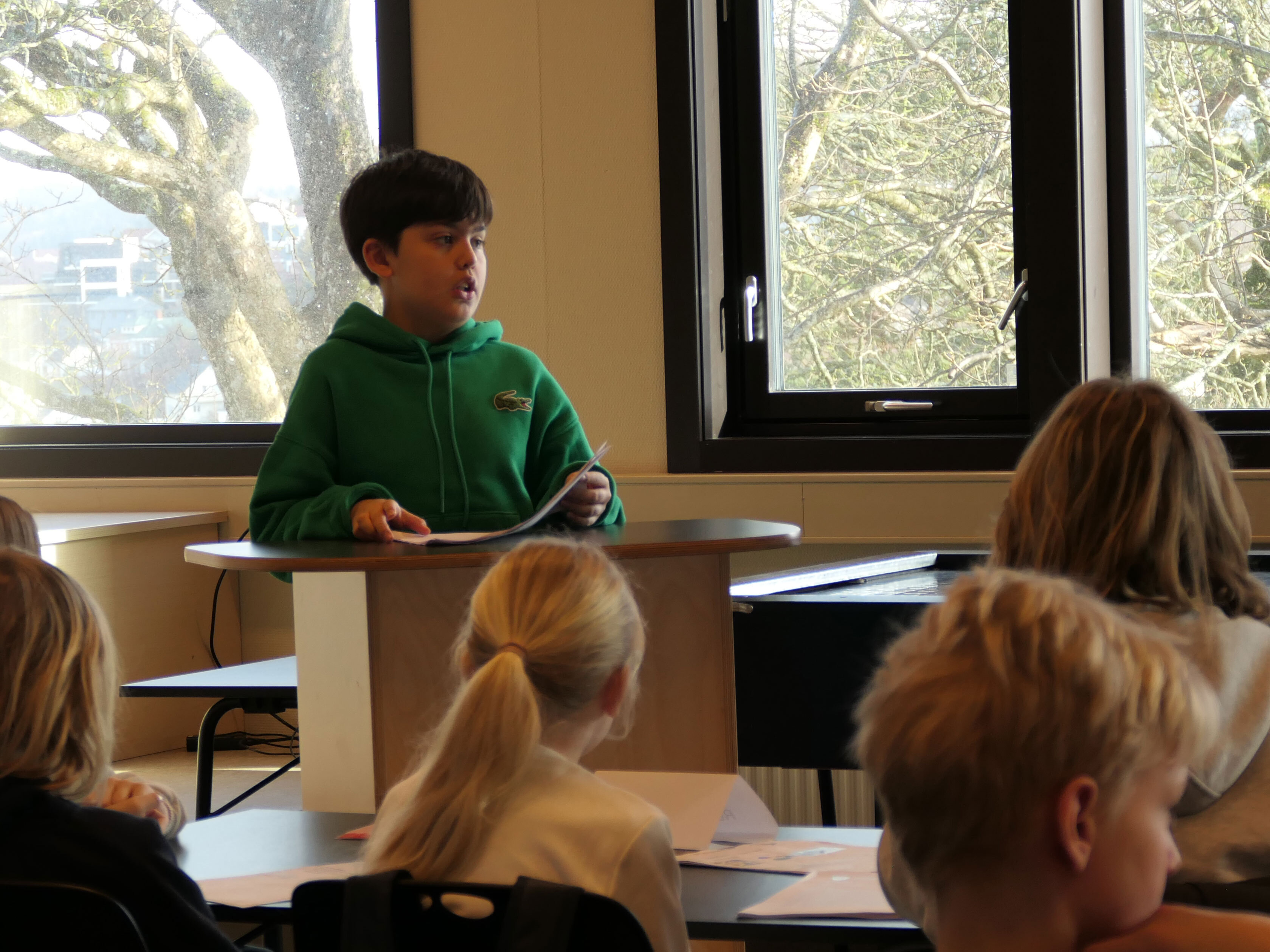 Gutt i grønn genser 