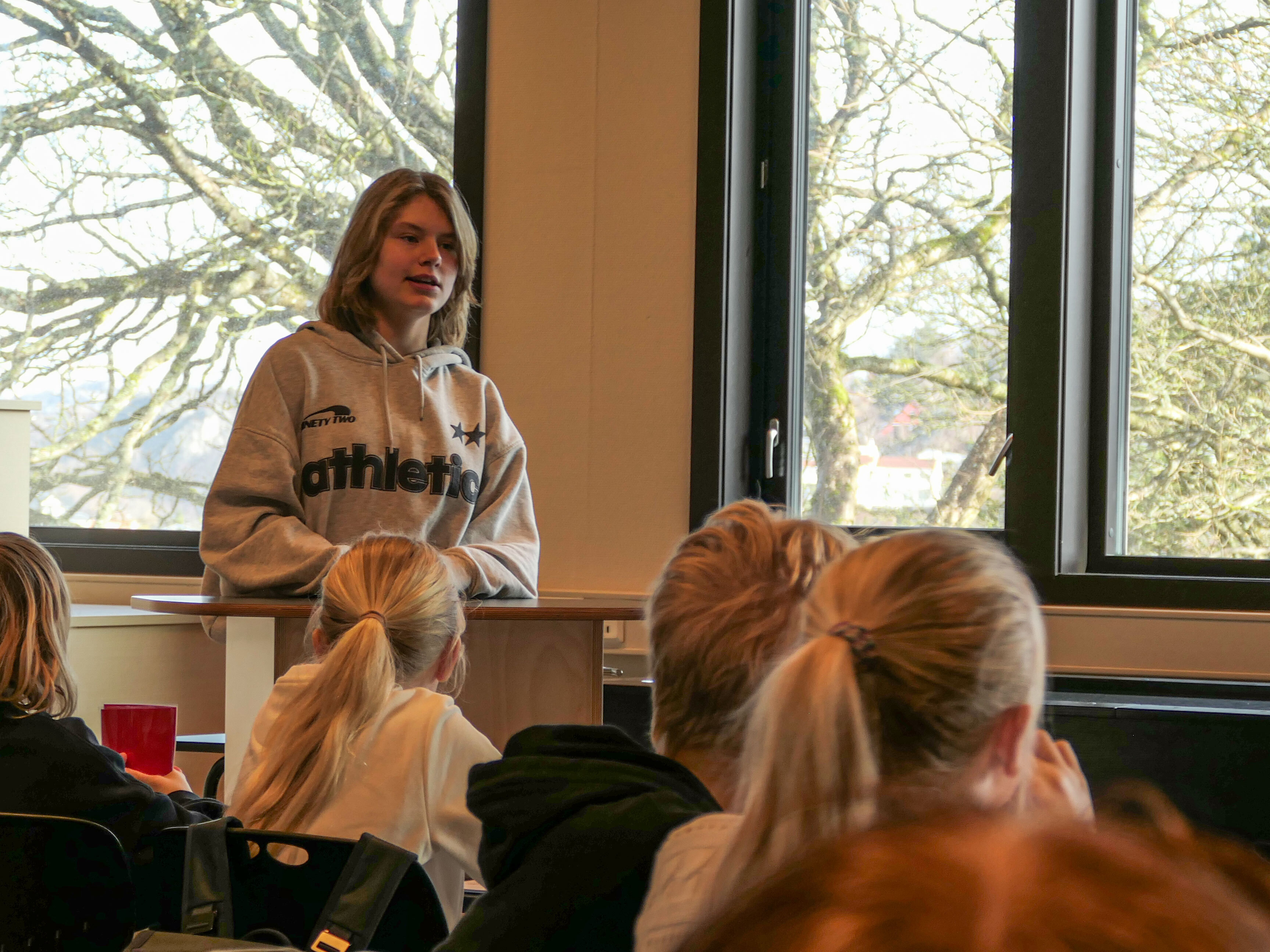 Talerstol med vinduer i bakgrunnen