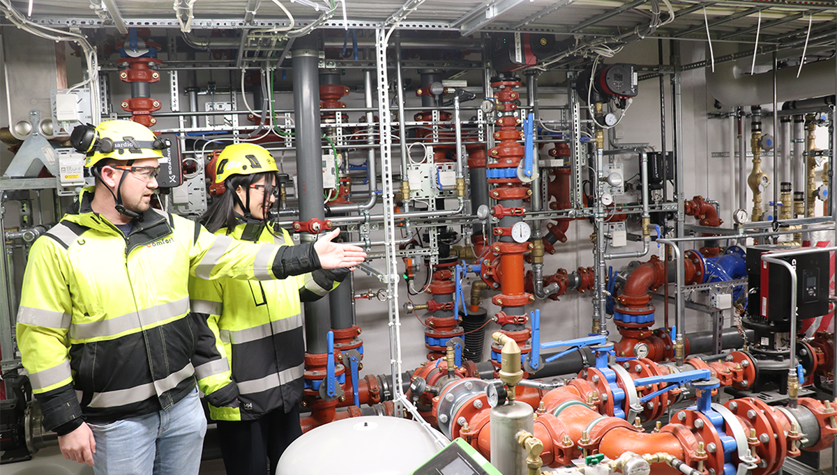 Prosjektlederne Patrick Søderstrøm og Helene Li Staberg viser stolt frem