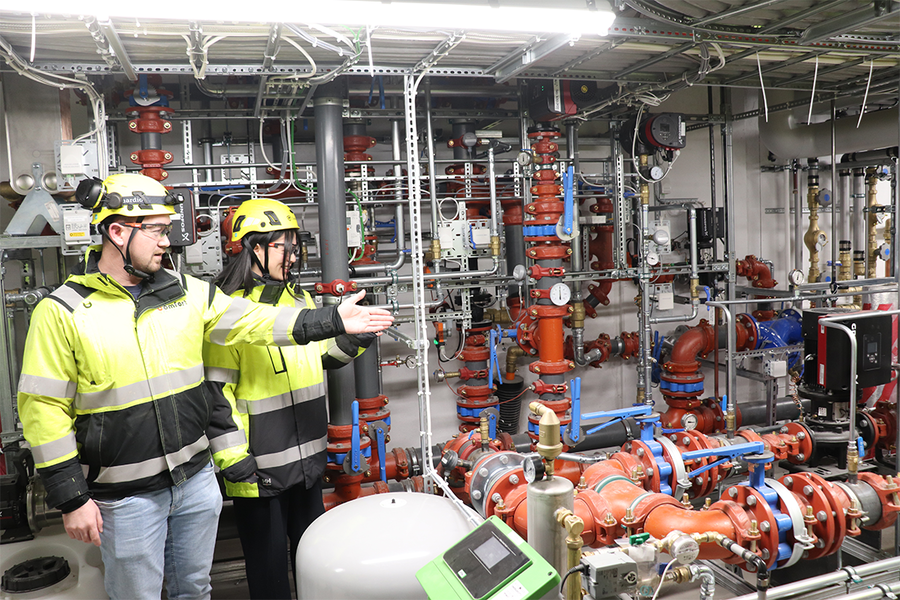 Prosjektlederne Patrick Søderstrøm og Helene Li Staberg viser stolt frem "byggeklossene