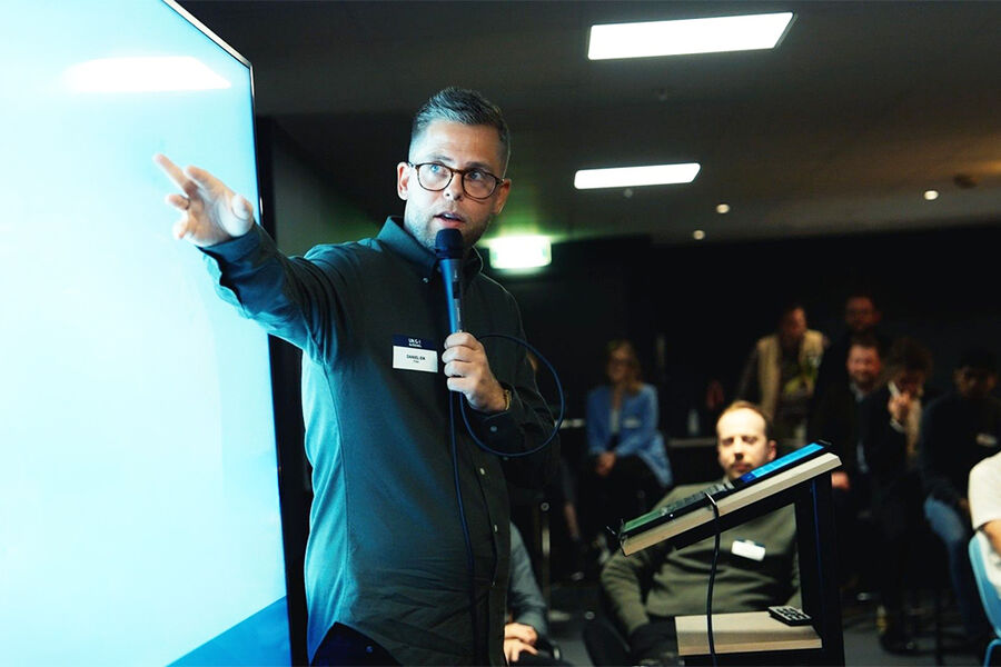 Daniel Eik har bakgrunn som rørlegger med Mesterbrev og Teknisk Fagskole KEM, og grunnlagt Eiwa AS sammen med Knut Erik Waage i 2020. Selskapet er kjent for sin kompetanse, kvalitet, og et sterkt fokus på kundetilfredshet. Daniel Eik - Eiwa