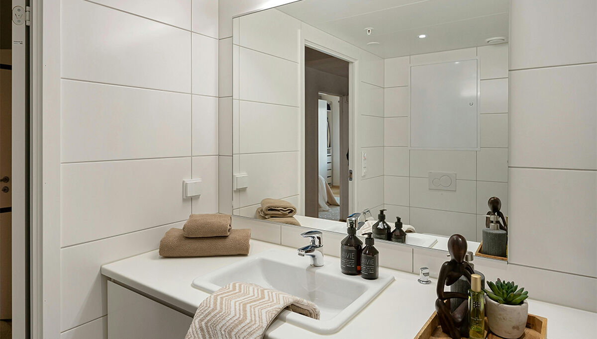 En mann må i fengsel etter at han lot arbeidsgiveren betale regningene for oppussingen av badet hjemme hos ham selv. (Illustrasjonsfoto: Pexels – baderommet på bildet er ikke det som saken dreide seg om)