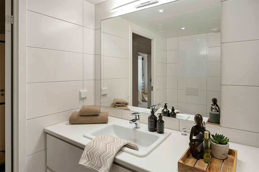 En mann må sone en dom etter at han lot arbeidsgiveren betale regningene for oppussingen av badet hjemme hos ham selv. (Illustrasjonsfoto: Pexels – baderommet på bildet er ikke det som saken dreide seg om)