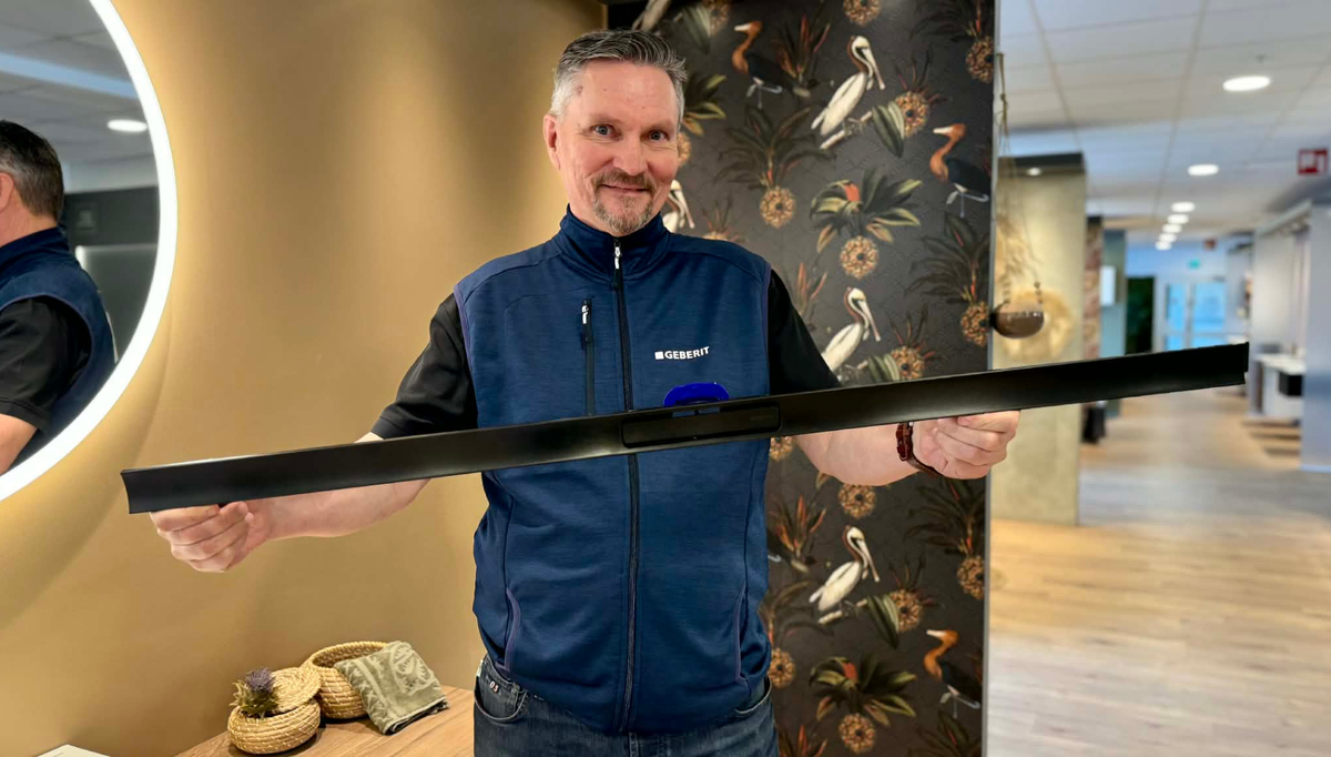 – Svart børstet stål er årets nyhet, forteller produktsjef Odd Skriden i Geberit. Den nye slukrennemodellen kommer også med en ny vippeløsning som forenkler rengjøringen. – Svart børstet stål er årets nyhet, forteller produktsjef Odd Skriden i Geberit. Den nye slukrennemodellen kommer også med en ny vippeløsning som forenkler rengjøringen.