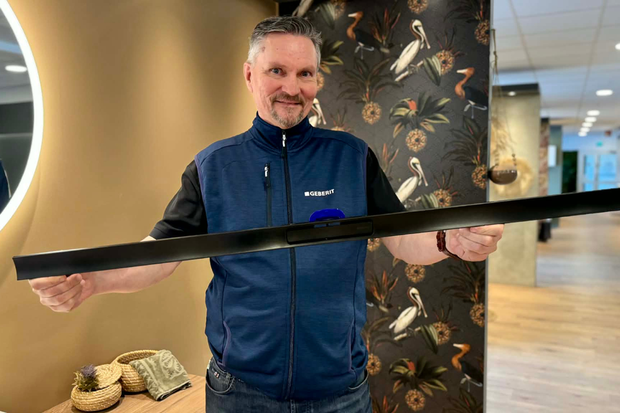 – Svart børstet stål er årets nyhet, forteller produktsjef Odd Skriden i Geberit. Den nye slukrennemodellen CleanLine 30 kommer også med en ny vippeløsning som forenkler rengjøringen.
