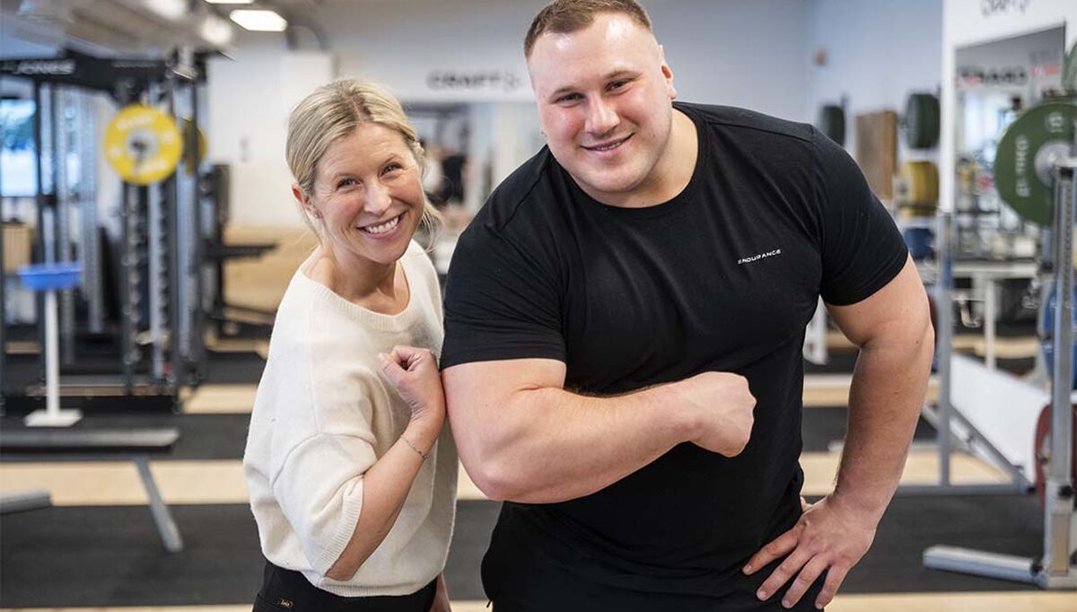 Ragnar Holme satser for fullt frem mot OL i 2028 med VB Gruppen som sponsor. Her er han på Olympiatoppen med Henriette Gill, leder for markedsføring og kommunikasjon i VB Gruppen.