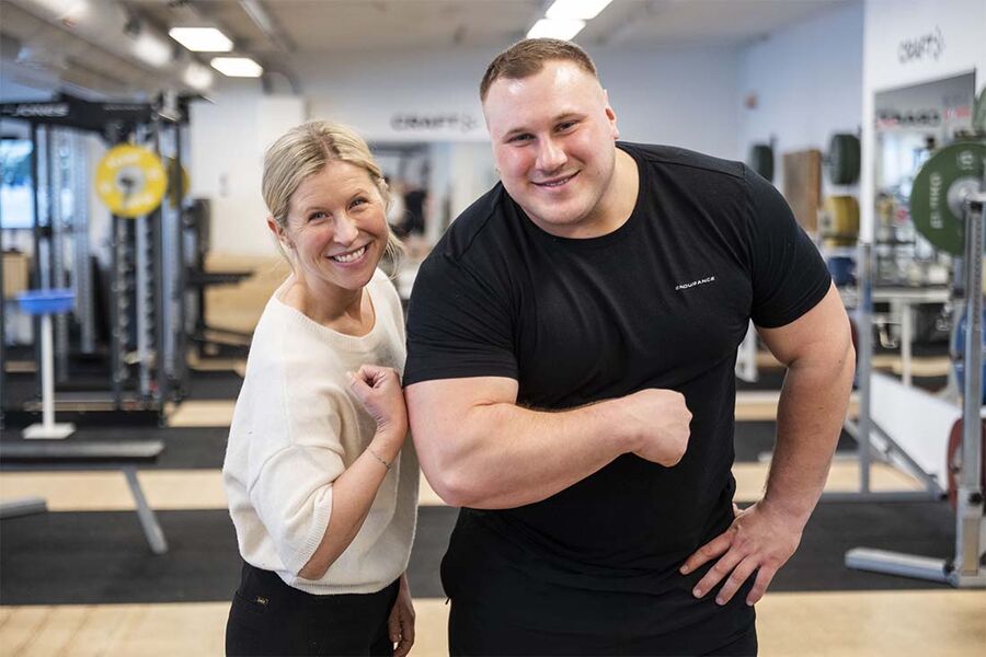 Ragnar Holme satser for fullt frem mot OL i 2028 med VB Gruppen som sponsor. Her er han på Olympiatoppen med Henriette Gill, leder for markedsføring og kommunikasjon i VB Gruppen.