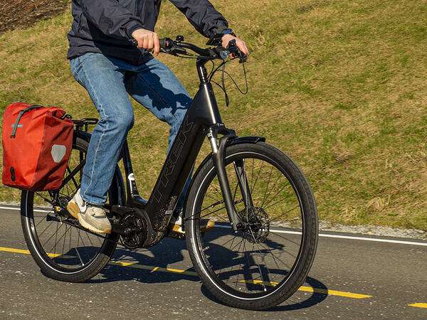 El-sykkel på en sykkelvei