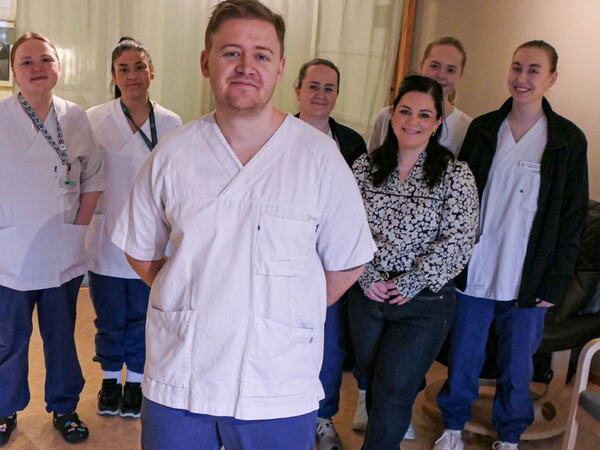 Ansatte og helserekrutt på Kjerjaneset innendørs