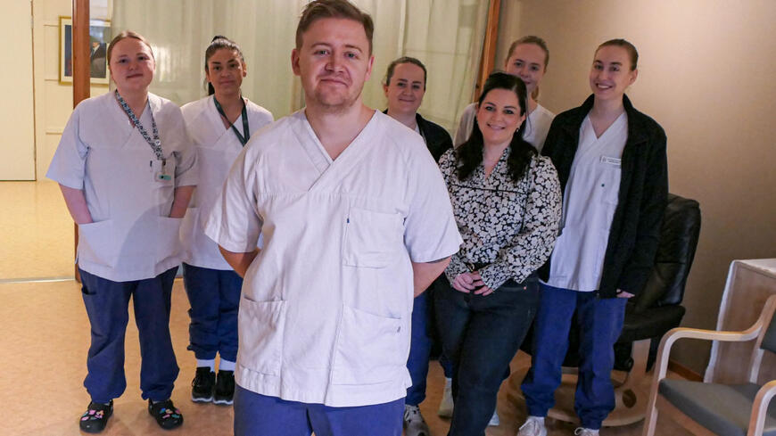Ansatte og helserekrutt på Kjerjaneset innendørs