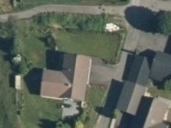 Bildet viser Gamle Hestnesvei 35 hvor en har søkt om å få justert byggegrensen mot gangveien.