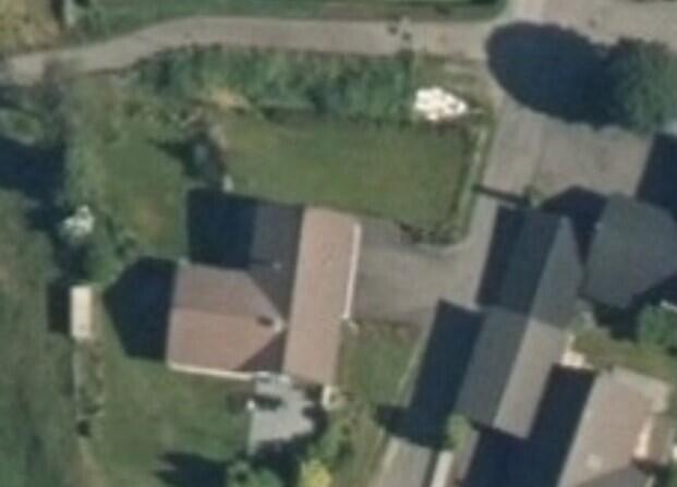 Bildet viser Gamle Hestnesvei 35 hvor en har søkt om å få justert byggegrensen mot gangveien.