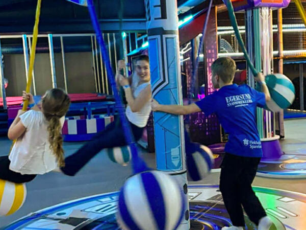 Barn som leker på et lekesenter