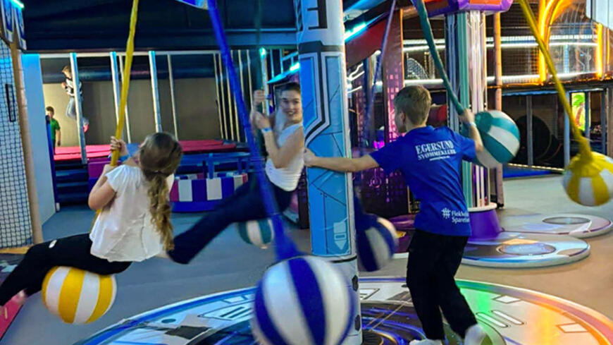 Barn som leker på et lekesenter