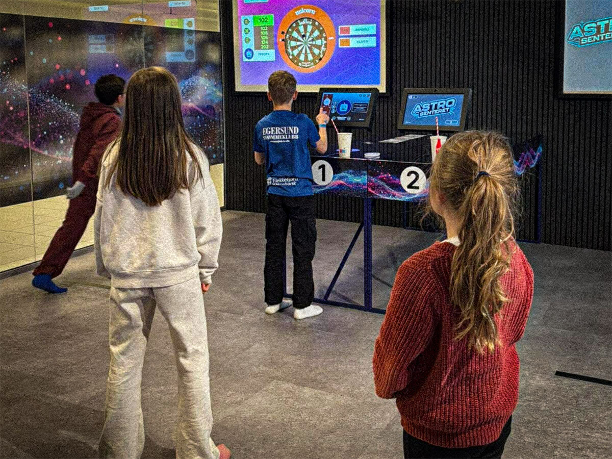 Barn som spiller ett spill