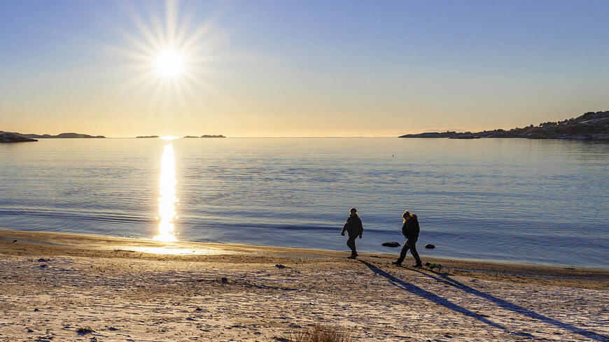 To personer som går på Skadbergsanden en vinterdag