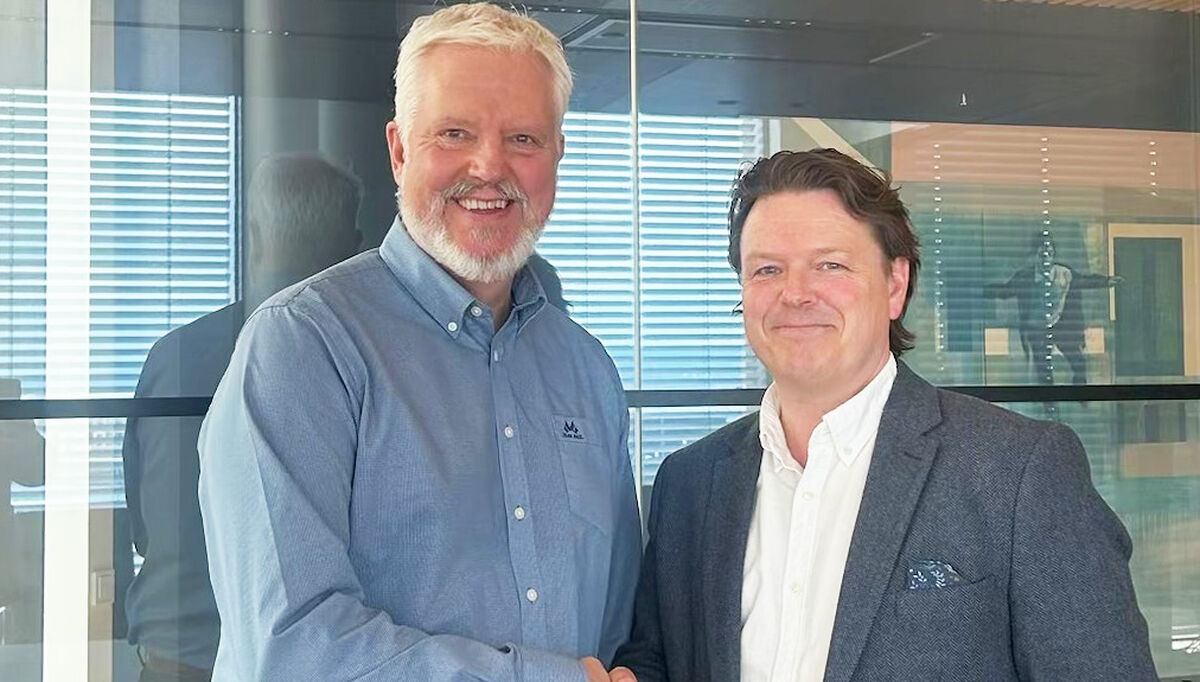 Bildet: Fra venstre:  Arne Håkon Burdal, administrerende direktør i Swegon Norge, og Lars Erik Finne, Ahlsell Norge, direktør M&A i Ahlsell Norge.