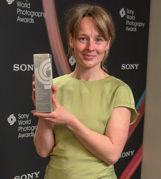 Vilma Taubo med trofeet hun vant i kategorien Still Life under Sony World Photography Awards i London sist uke. (Foto: Toralf Sandåker)