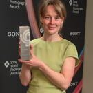 Vilma Taubo med trofeet hun vant i kategorien Still Life under Sony World Photography Awards i London sist uke. (Foto: Toralf Sandåker)