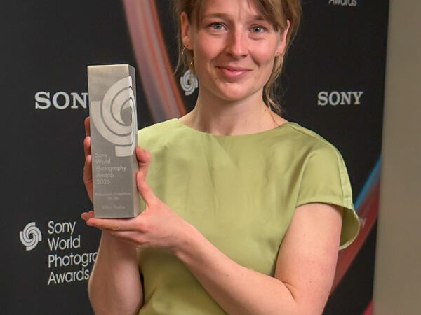 Vilma Taubo med trofeet hun vant i kategorien Still Life under Sony World Photography Awards i London sist uke. (Foto: Toralf Sandåker)