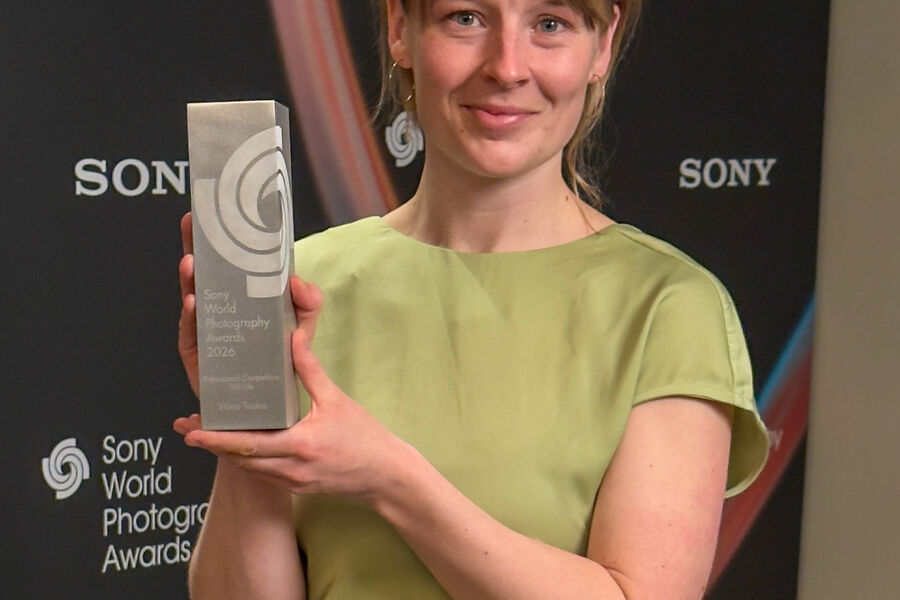 Vilma Taubo med trofeet hun vant i kategorien Still Life under Sony World Photography Awards i London sist uke. (Foto: Toralf Sandåker)