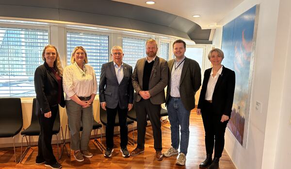 Deltakarar i møtet med statssekretær Vorren i Samferdselsdepartementet. Setesdal regionråd og politisk leiing i fylkeskommunen drøfta vidare samarbeid om riksveg 9.
