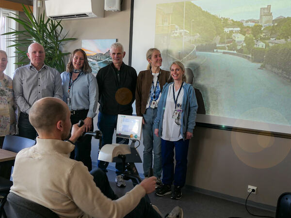 Ansatte i Eigersund kommune og fra Aker solutions med sykkelen