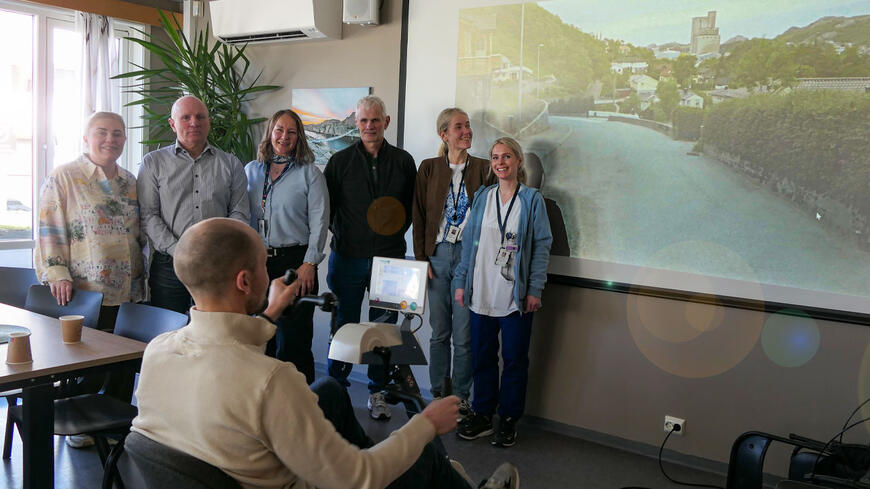 Ansatte i Eigersund kommune og fra Aker solutions med sykkelen