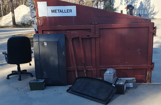 Avfallet som vises på bildet er levert på feil måte, men kan leveres gratis på Steiland miljøstasjon. På bildet er det en kontorstol, store batterier, plastdeksel og elektrisk enhet.