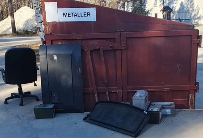 Avfallet som vises på bildet er levert på feil måte, men kan leveres gratis på Steiland miljøstasjon. På bildet er det en kontorstol, store batterier, plastdeksel og elektrisk enhet.