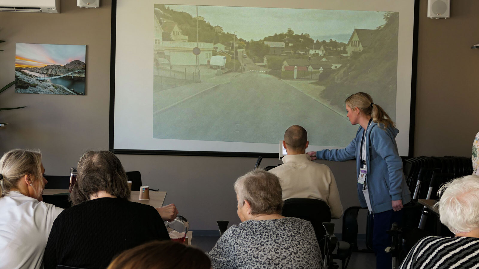 Sykkelen testes mens andre er tilskuere