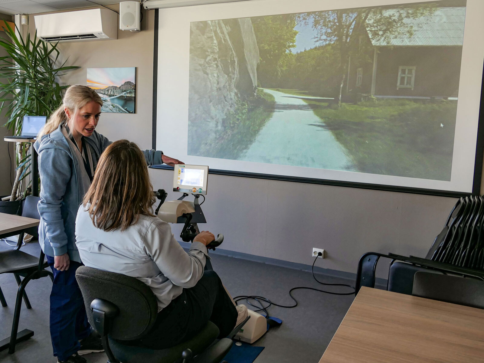 To ansatte tester sykkelen