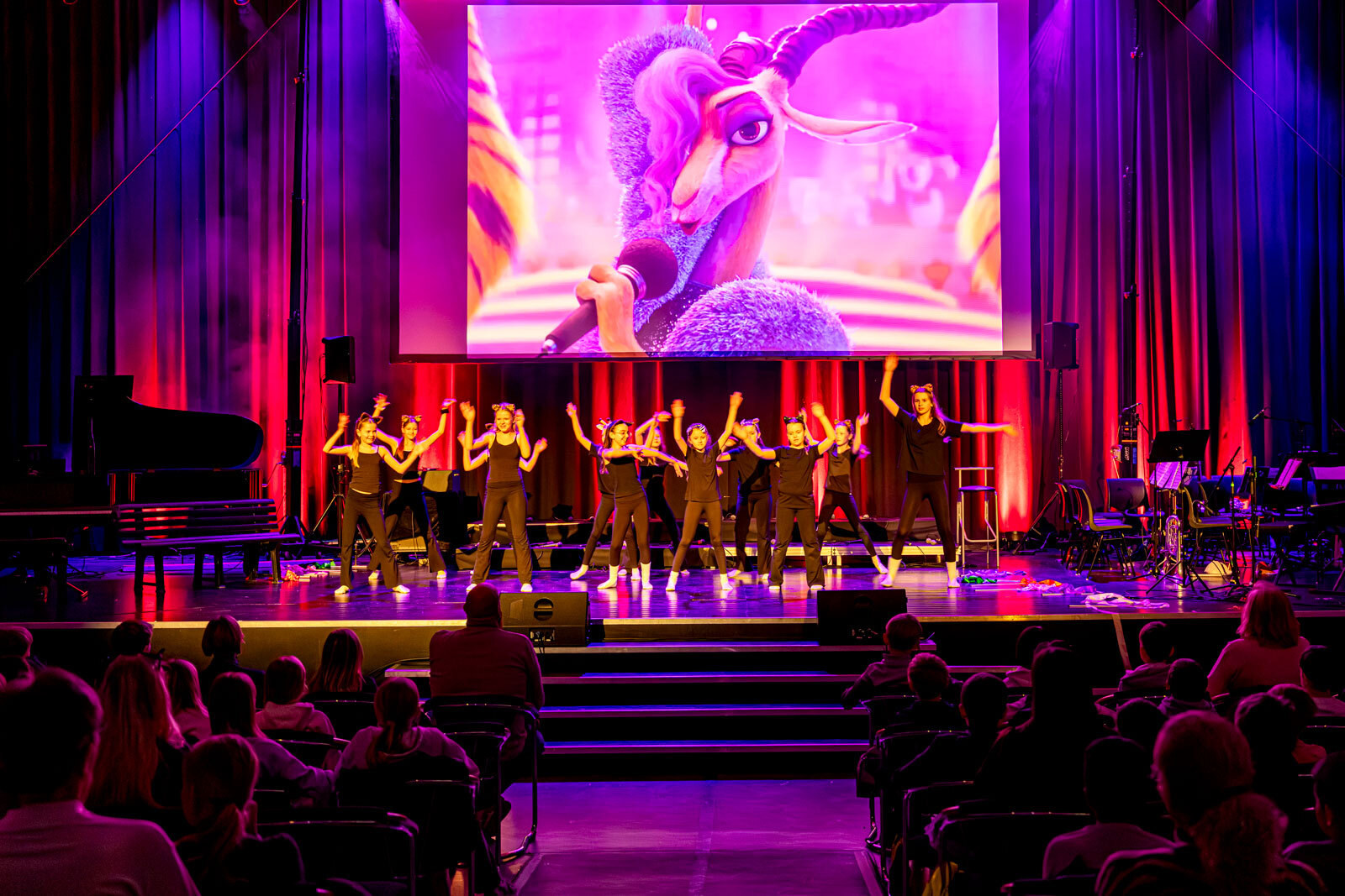 En dansegruppe på scenen