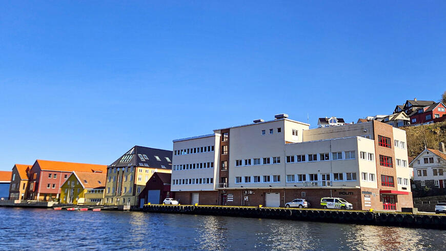 Politistasjonen i Strandgata sett i fra sjøen