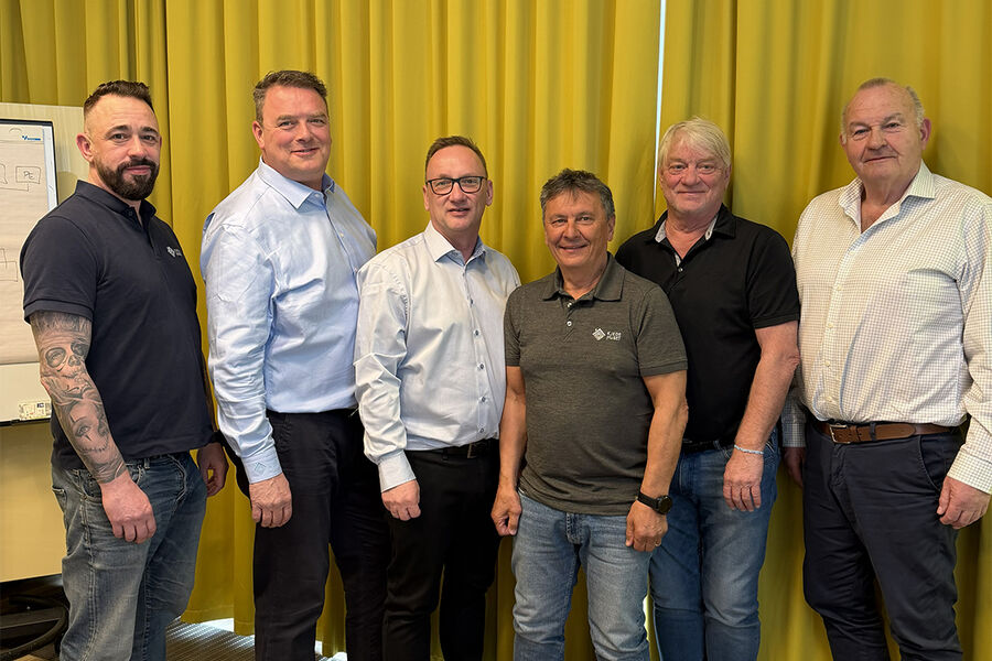 På bildet ser vi styret i Kjedehuset samlet på et brett: Fra venstre, Eskild Bø, Andenæs VVS, styreleder, Arild Brekke, Brekke Sanitær AS, daglig leder, Kai Johnsen, Tor Roger Haugen, Haugen Rør AS, Dagfinn Fanebust, Rørkompaniet AS, og Frank Løhre, Løhre VVS.